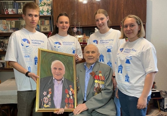 Волонтеры Победы вручили портрет ветерану Великой Отечественной войны Николаю Шишкину